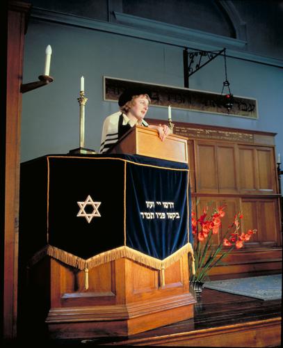 Julia Neuberger spreekt in haar synagoge in Londen