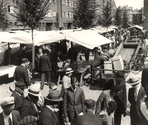overzicht van de markt op de Nieuwe Uilenburgerstraat