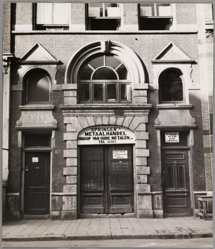 Waterlooplein no. 10 bij de Zwanenburgwal ter hoogte van de eerste Port. Isr. Synagoge 'Beth Jaacob'