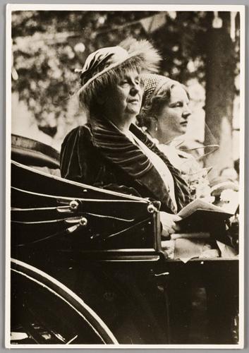 H.M. Koningin Wilhelmina en H.K.H. Prinses Juliana luisterend naar de Joodsche zanghulde Amsterdam, 13 Juni 1937.