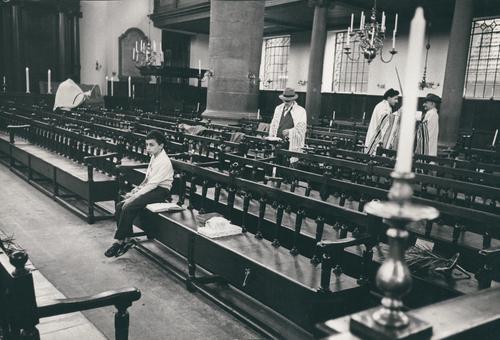 [Jongen in de Portugese Synagoge in Amsterdam tijdens Hosjana Raba]