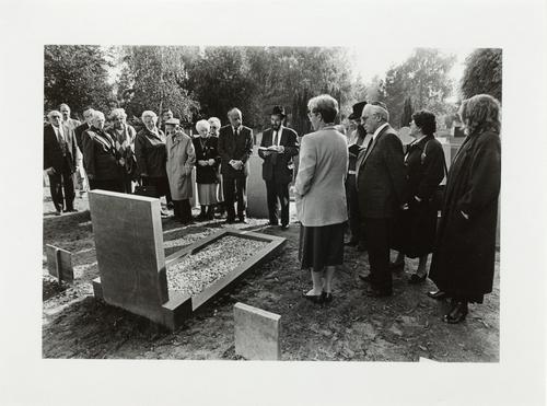 Ceremonie ter gelegenheid van grafsteenonthulling op begraafplaats Toepad