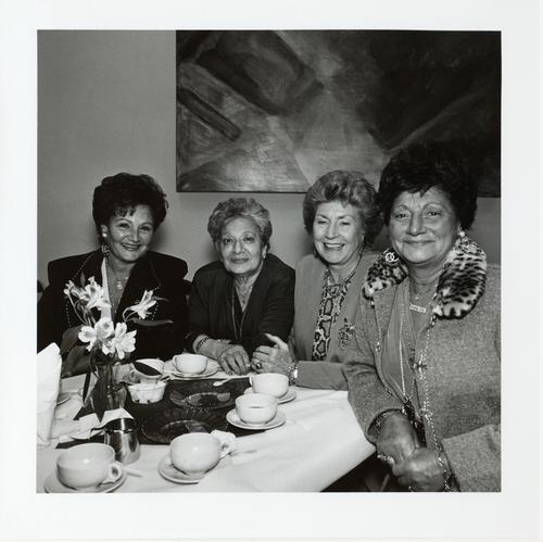 [Vier vrouwen aan een tafel]