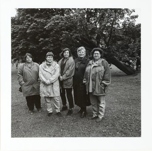[Portret van vijf vrouwen in een park]