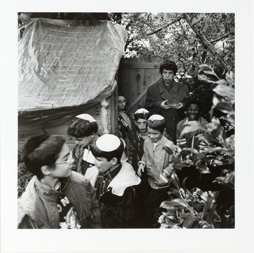 De loofhut in de tuin van mevrouw Van Praag wordt bezocht door kinderen van Rosj Pina