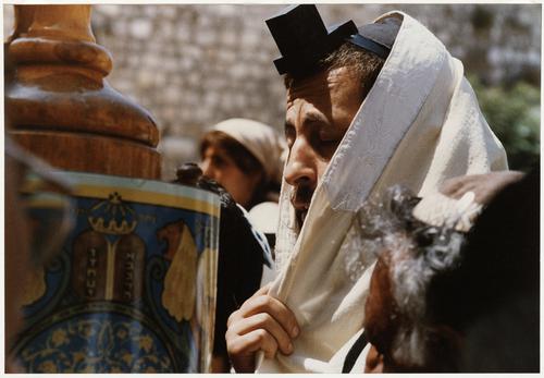 Man in gebed bij de Westelijke Muur Jeruzalem