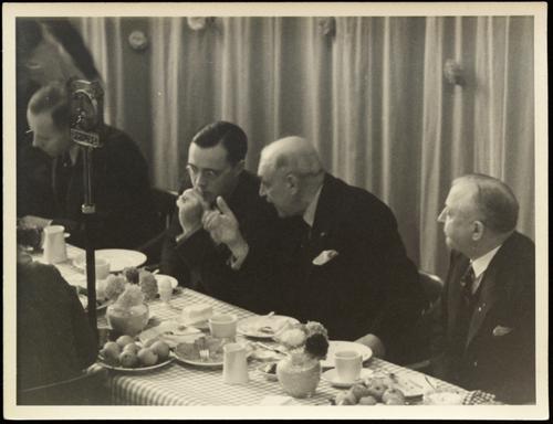 [Prins Bernhard aan de lunchtafel tijdens bezoek aan Philips N.V.]