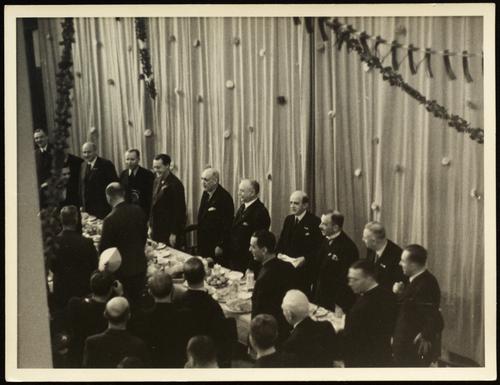[Prins Bernhard aan de lunchtafel tijdens bezoek aan Philips N.V.]