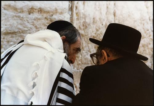 Twee mannen bij de Westelijke muur Jeruzalem.