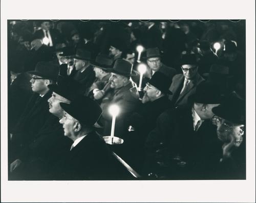 [Bezoekers in de Portugese synagoge tijdens de openbare slotbijeenkomst van het Europese rabbijnencongres van november 1957]