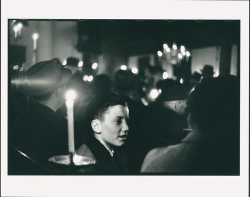 [Jongen bij de slotbijeenkomst van het Europese Rabbijnencongres in 1957 in de Portugese synagoge in Amsterdam]