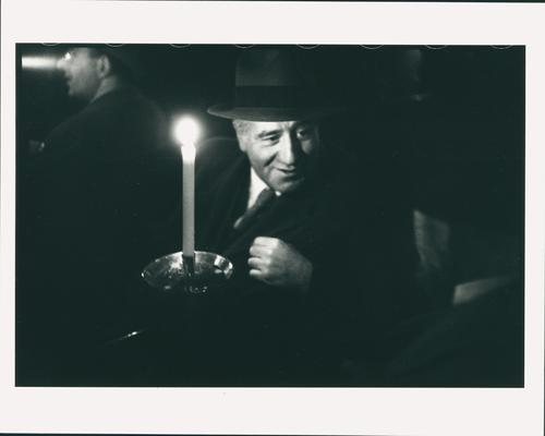 [Jitschak Mundsztuk bij de slotbijeenkomst van het Europese Rabbijnencongres in 1957 in de Portugese synagoge in Amsterdam]