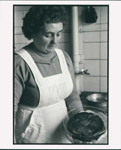 [Jetje Verdooner-de Lara, de vrouw van bakker Meijer Verdooner, in Bakkerij Verdooner aan de Tugelaweg in Amsterdam]