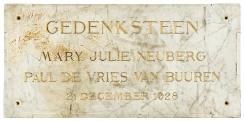 [Gedenksteen uit het pand van de firma De Vries van Buuren en Co.]