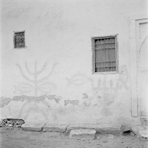 Beschilderde muur op Djerba