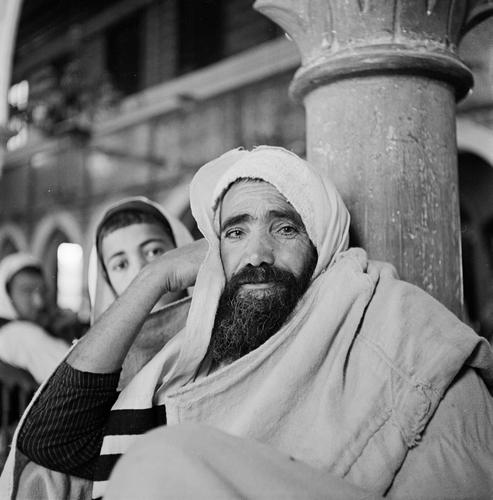 Portret van een joodse man in de Ghriba synagoge op Djerba