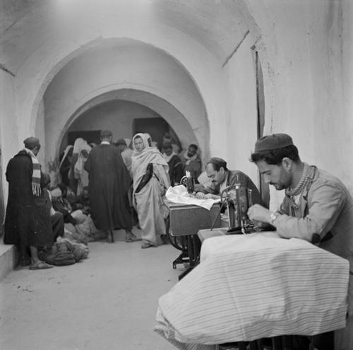 Joodse kleermakers op een markt op Djerba