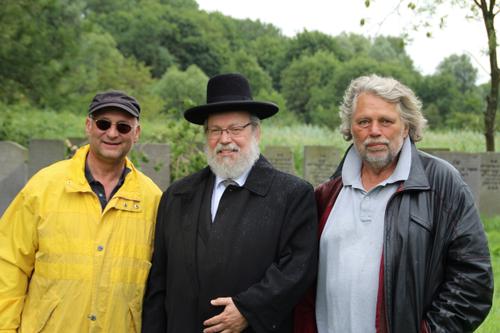 Rabbijn Evers op bezoek en twee vrijwilligers