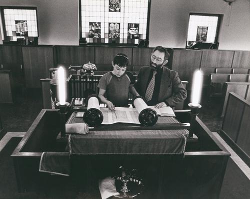 Vader bereidt zoon voor op zijn bar mitswa, Linnaeusstraat synagoge