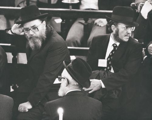 [Deelnemers aan de Europese Rabbijnen Conferentie tijdens een dienst in de Portugese Synagoge]