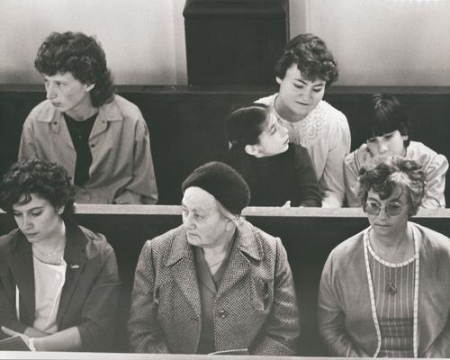 [Vrouwen op de vrouwengalerij in een synagoge]