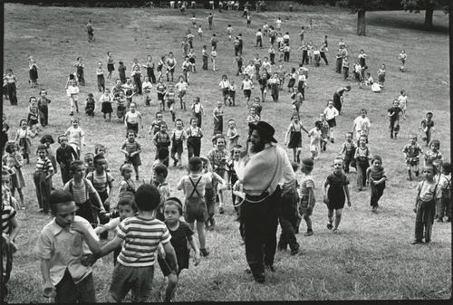 [Orthodox joodse kinderen in een park in New-York]