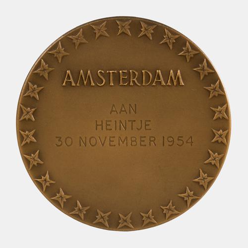 Ere-medaille van de stad Amsterdam voor Heintje Davids